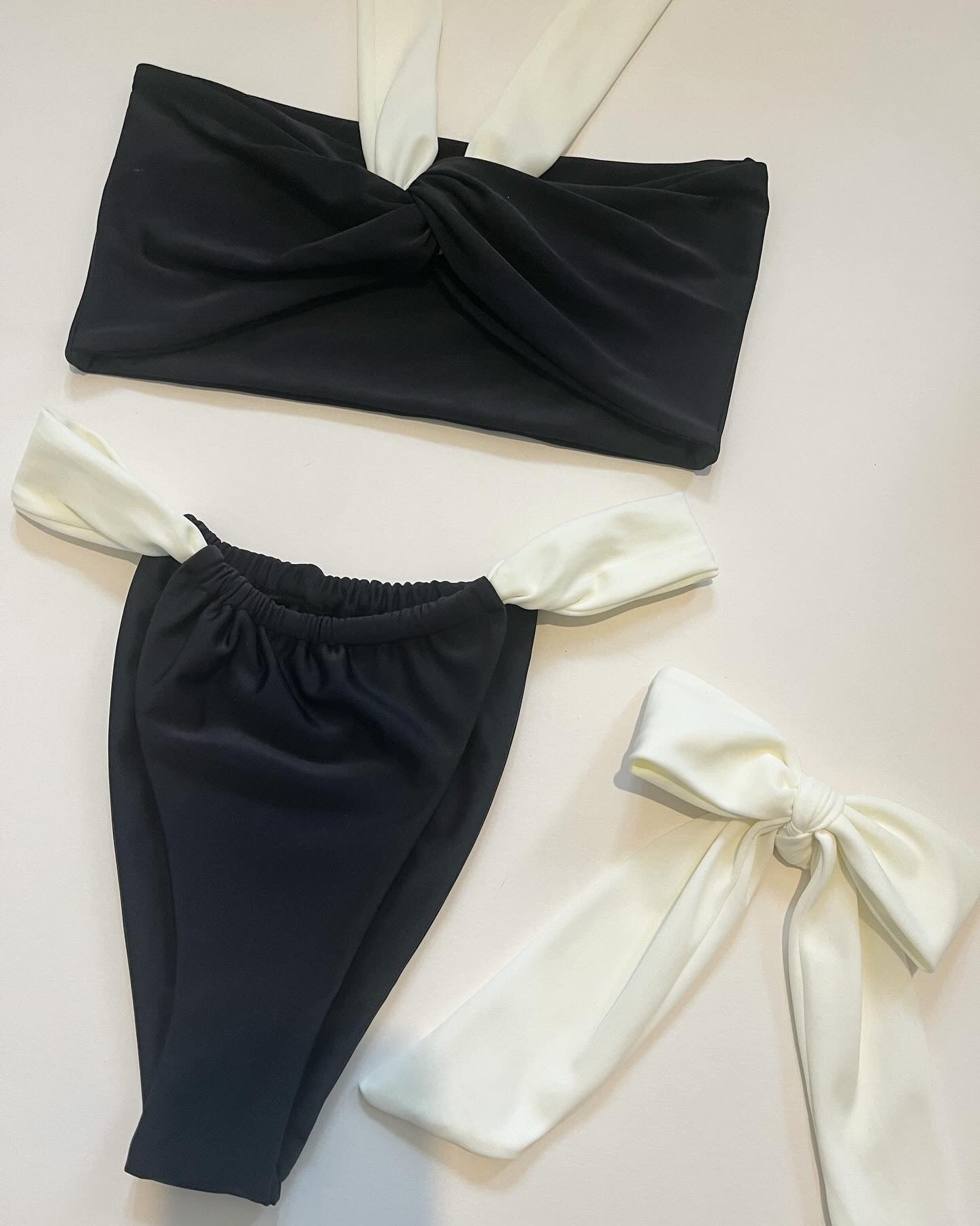 CONTRAST TWIST BANDEAU